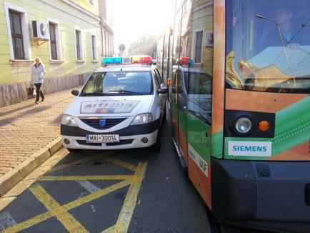 Stai, Poliţia! O maşină de Poliţie parcată aiurea a blocat tramvaiul pe strada Primăriei